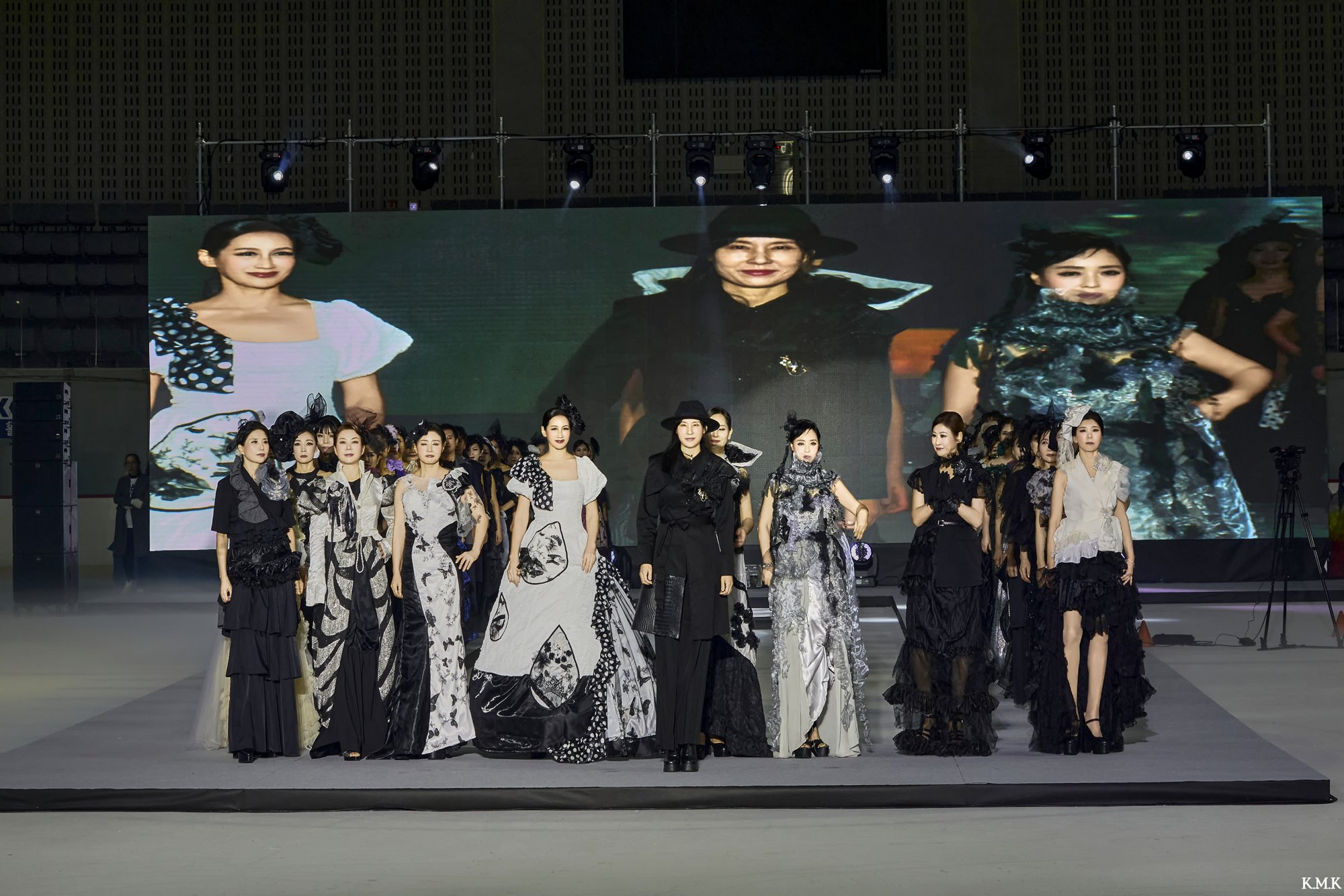 2026년 9월 이음앤나눔 아이스링크 자선 패션쇼 피날레, JINNIE ATELIER 의상
